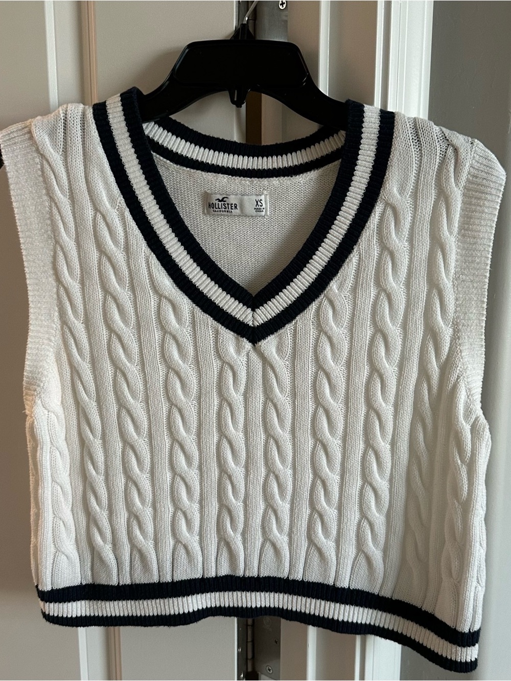 Hollister White Cable Knit V-Neck Sweater Vest with Navy Trim